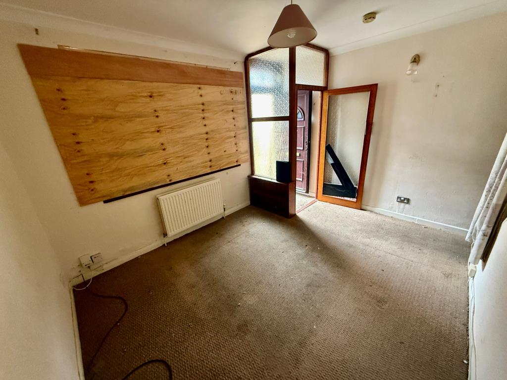 Lot: 123 - TERRACED HOUSE FOR REFURBISHMENT - Living room